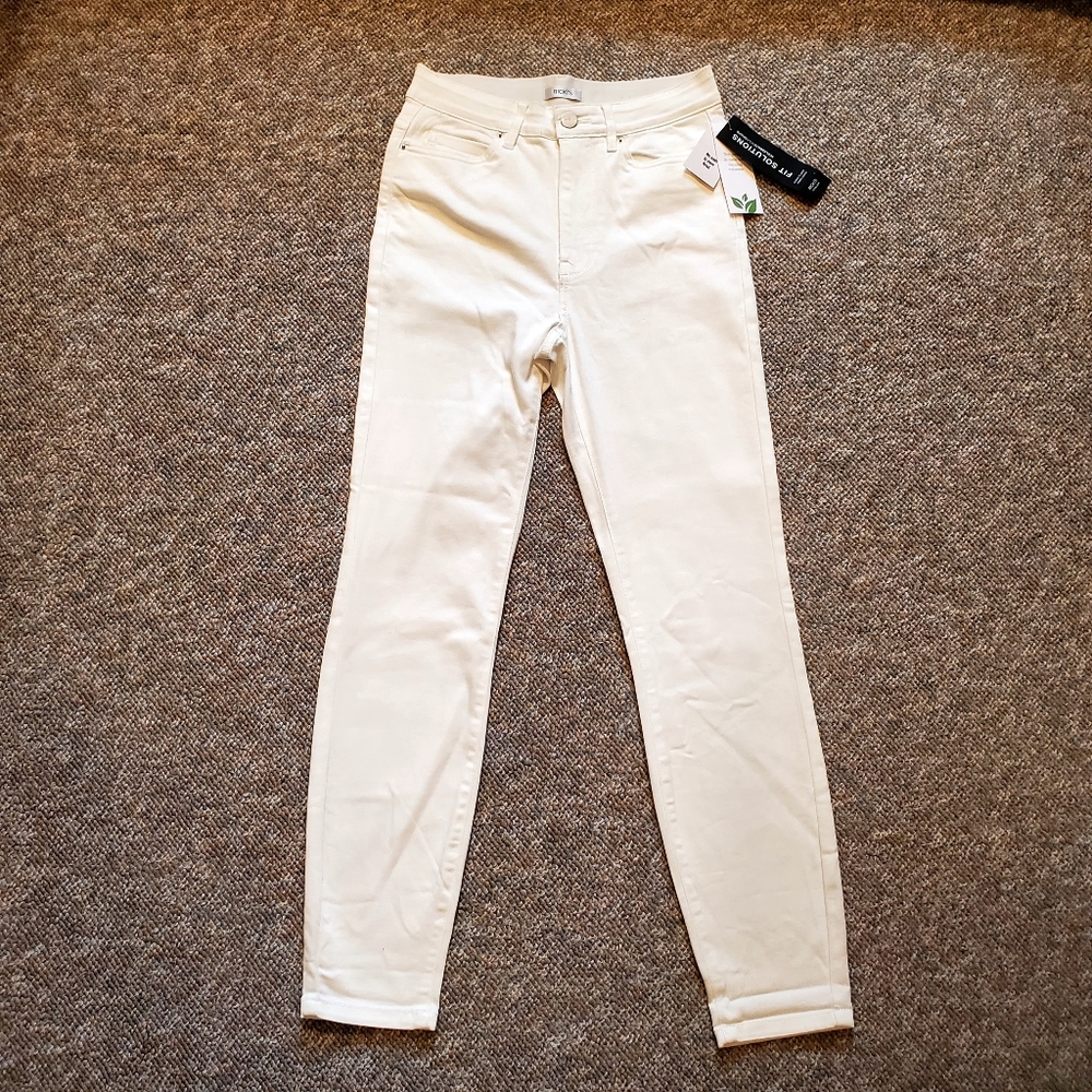 Ricki's 2/26 Women's White Skinny Jeans. NWT.